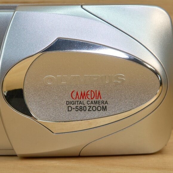 Vintage Olympus D-580 Digital Camera / 4 MP / 3X Optical Zoom / Compact - Picture 2 of 8